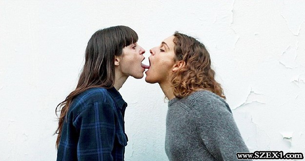 Barátnője tanítja csókolózni a huszonéves lányt